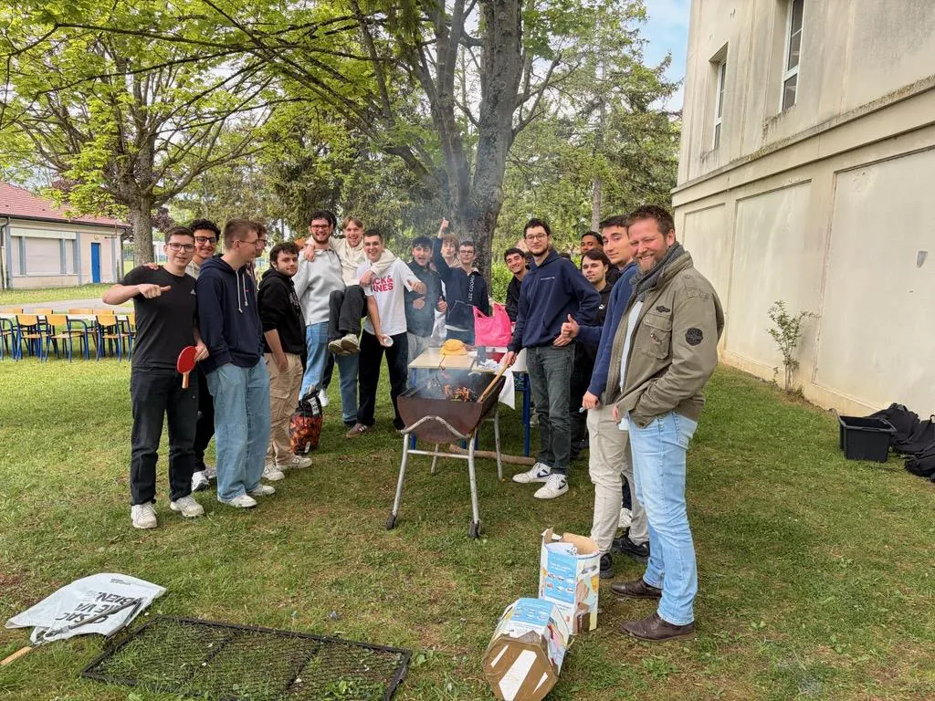 Étudiants du BTS CIEL réunis autour d'un barbecue de fin d'année dans le parc de La Providence.